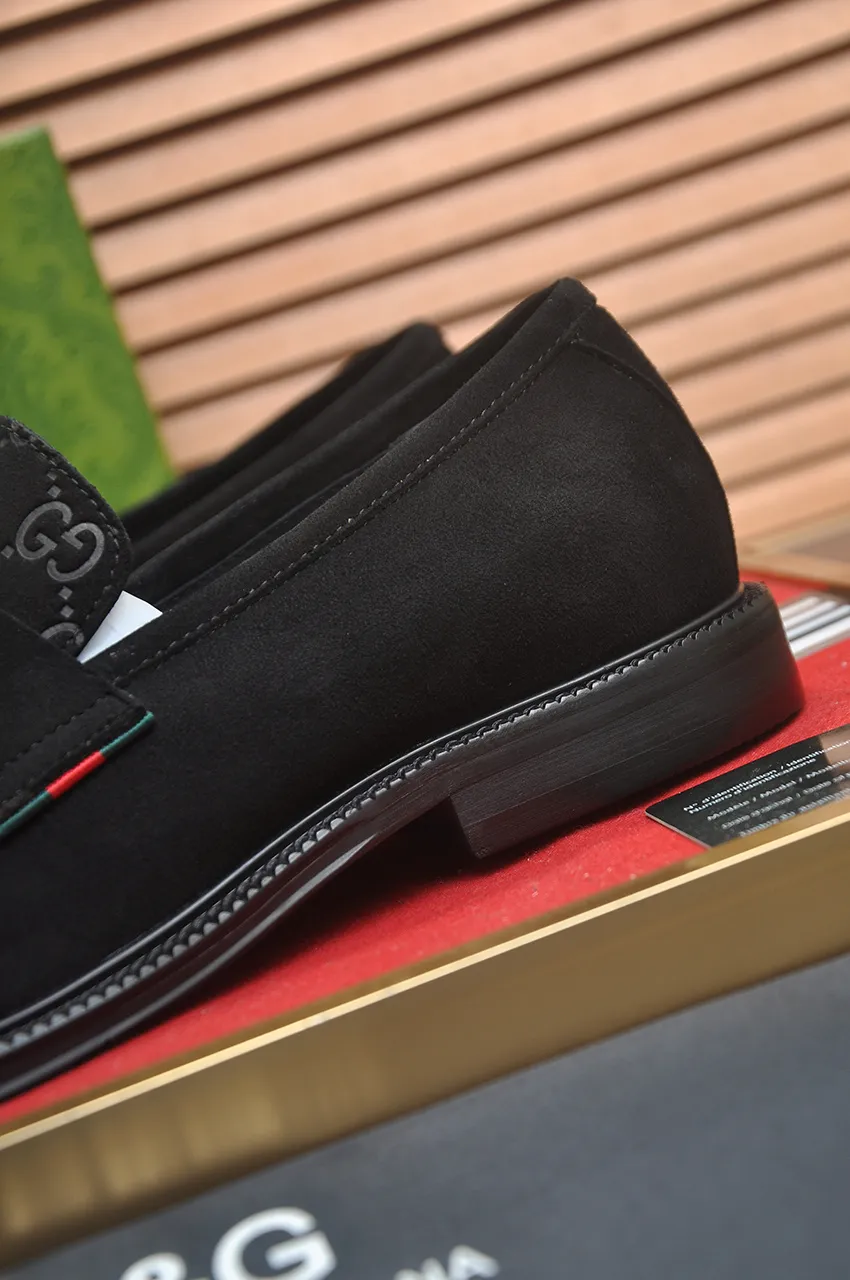 Men's shoes💰500💶Italy's top luxury men's shoe giant (GUCCI) (Gucci) (full cowhide lining) new arrival🍃Original European style🔰 Pleasant to the eye😍In order to make the shoes more durable and non-deformable🌀The production continues to follow traditional methods but there is still no lack of innovation💪Choose original sheepskin for the leather♻️ Smooth and natural And extra bright ⭐Made of imported cowhide, the first choice of rich people 38-45 (45 customized)